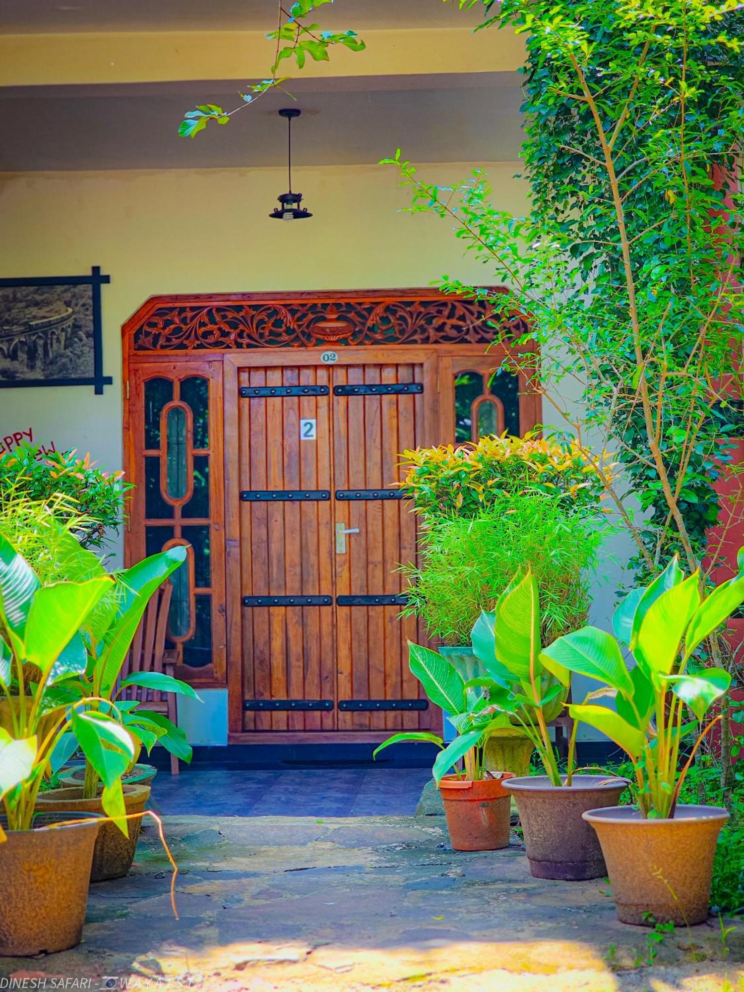 Dinesh Safari Homestay Udawalawe Buitenkant foto